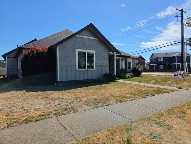 Building Photo - 1702 Aaron Dr