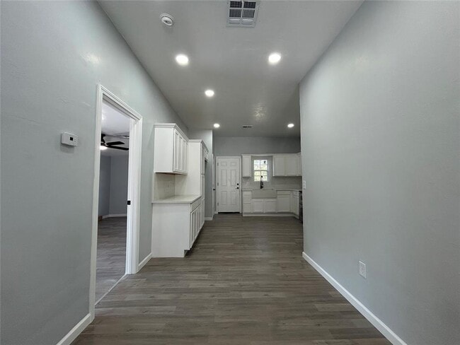 Building Photo - 304 N Tucker Ave