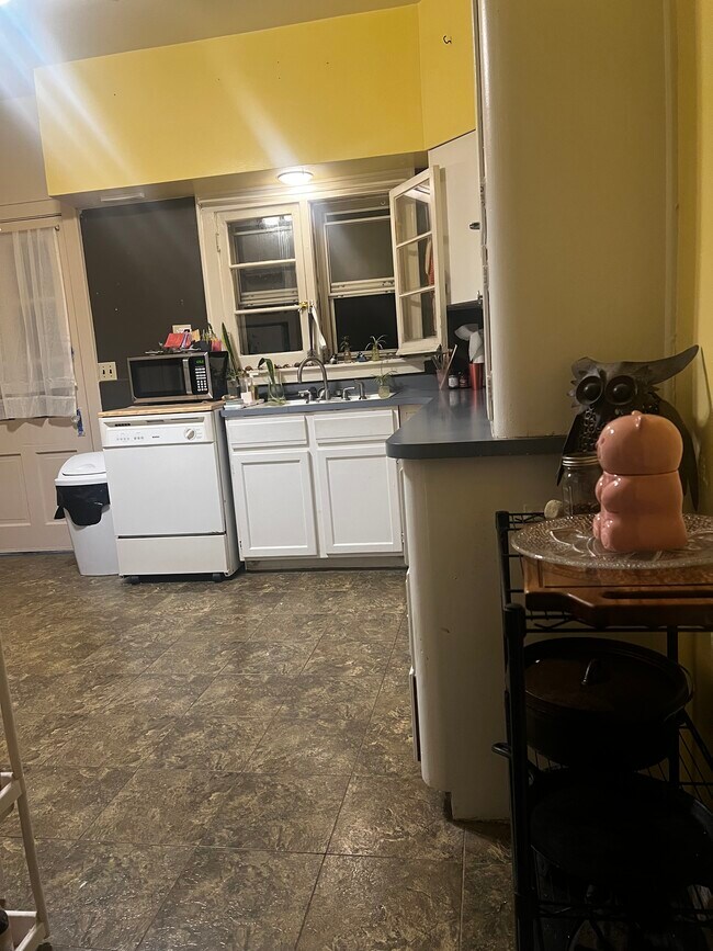 Building Photo - 2247 North Summit Avenue