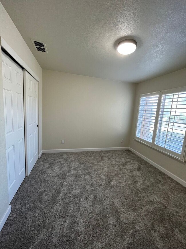 Building Photo - Hard to find Dixon single story home!