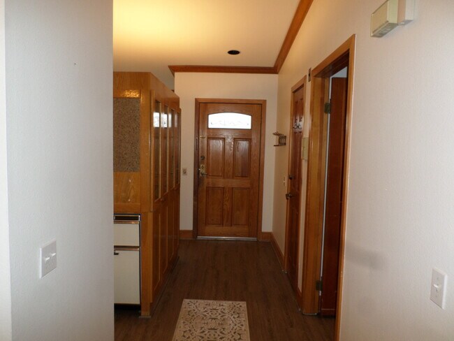 Building Photo - The Boardwalk in La Jolla 2 bdr 2 bath 3 f...