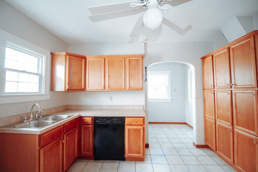 Building Photo - 3744 Bowen Rd