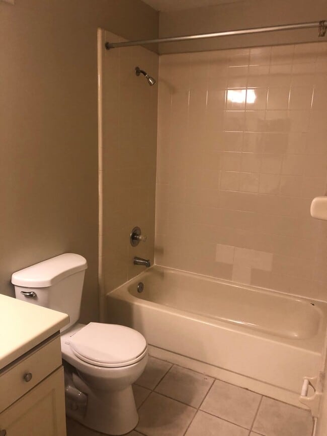 Building Photo - Spacious open floor plan 2/2 located in highly desirable Siesta Lago!