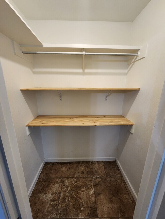 Building Photo - 4 bed 2 1/2 bath home, 2 car garage!