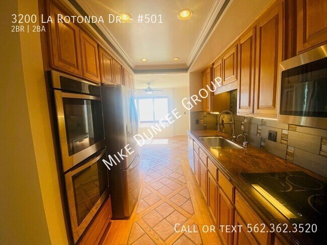 Building Photo - 3200 La Rotonda Dr