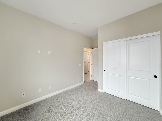 Building Photo - Great 4B/3.5BA Townhome in Oceanside!