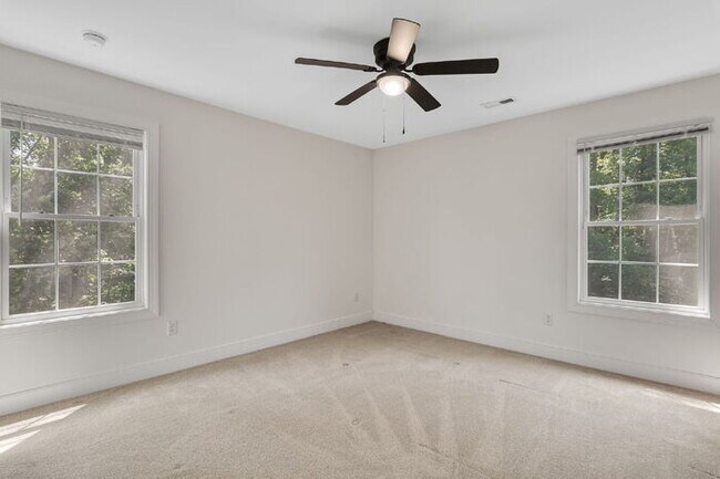 Building Photo - Beautiful Rental in The Highlands – Spacio...