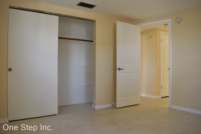 Building Photo - 2 br, 1.5 bath House - 10930 Norwood Av