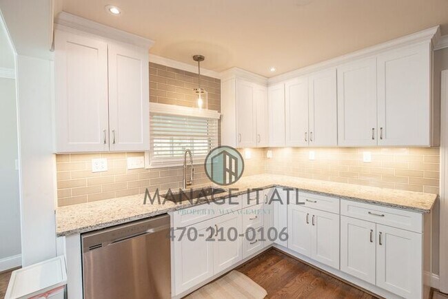 Building Photo - FULLY RENOVATED 2 Bedroom House close to I...