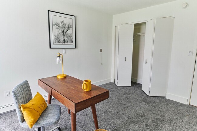 Building Photo - Studio Premium