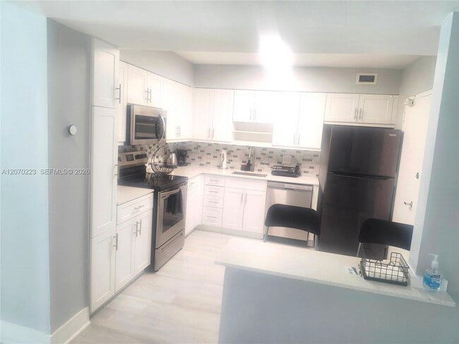 Building Photo - 5151 Collins Ave