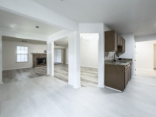 Building Photo - LOVELY STRAWBRIDGE HOME FOR RENT!!!