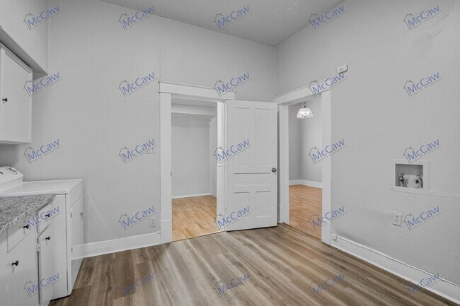 Building Photo - 419 N Grand Ave