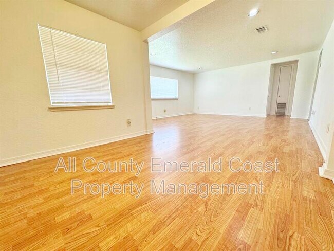Building Photo - 733 Beach Dr