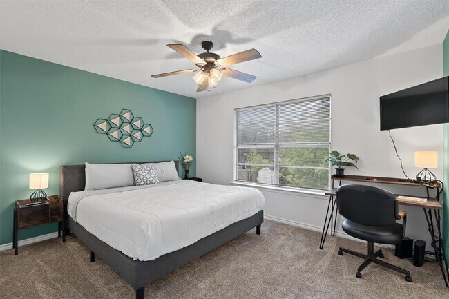 Building Photo - 405 E Logan St