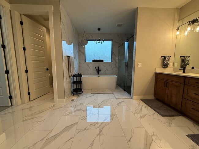 Building Photo - Now renting 4 bedroom Luxury House, stillporoperties.com