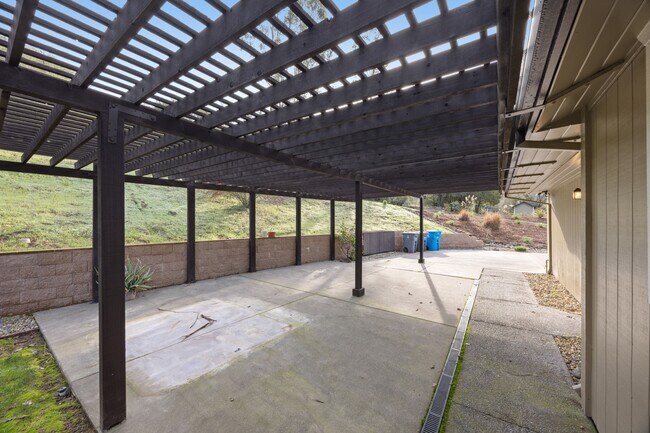 Building Photo - 9168 Eastside Rd