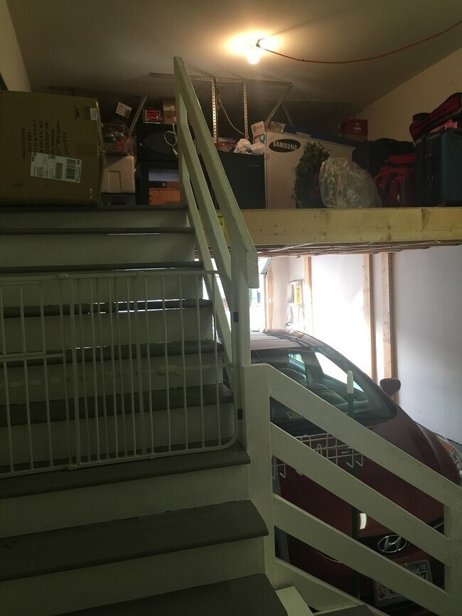 Building Photo - Available 9/1/25 - Must See Townhome at Po...