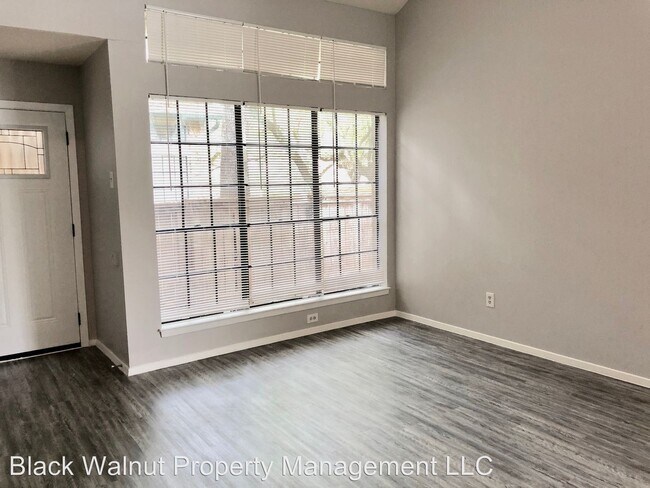 Building Photo - 1900 Albury Cove