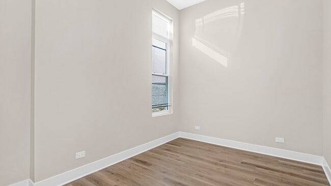 Building Photo - Spacious Rehabbed 1Bed+Office Unit in Uptown!