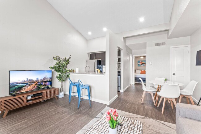 Building Photo - 2101 Elmont Dr