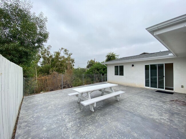 Building Photo - 5BD/2BA, Private Yard, Close to Campus!!