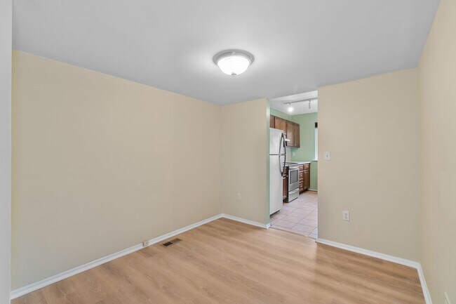 Building Photo - Broadneck Schools! Updated 3 Bedroom 3 Lev...