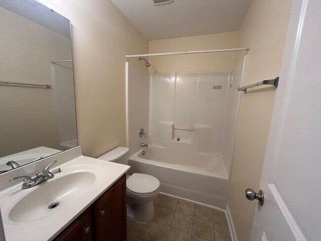 Building Photo - Newer 3BD/2.5 BA home w/ garage in quiet s...