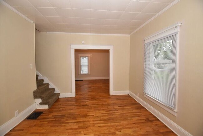 Building Photo - Mishawaka 1/2 story 3 bedroom single-family home with garage