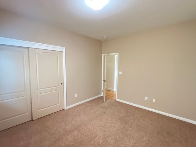 Building Photo - Northwest Bakersfield