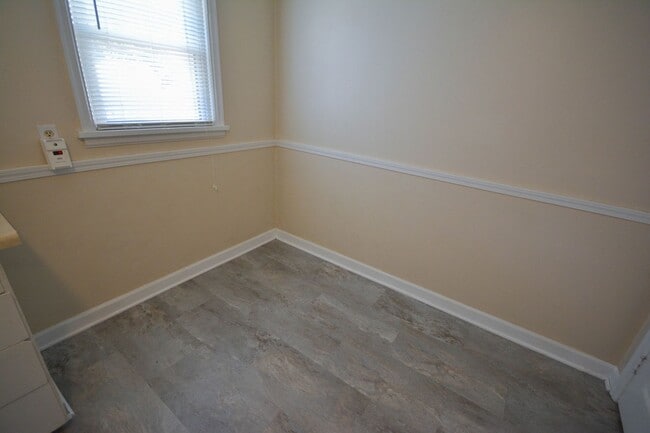 Building Photo - 3 bedroom home on corner lot with beautiful hardwood floors!