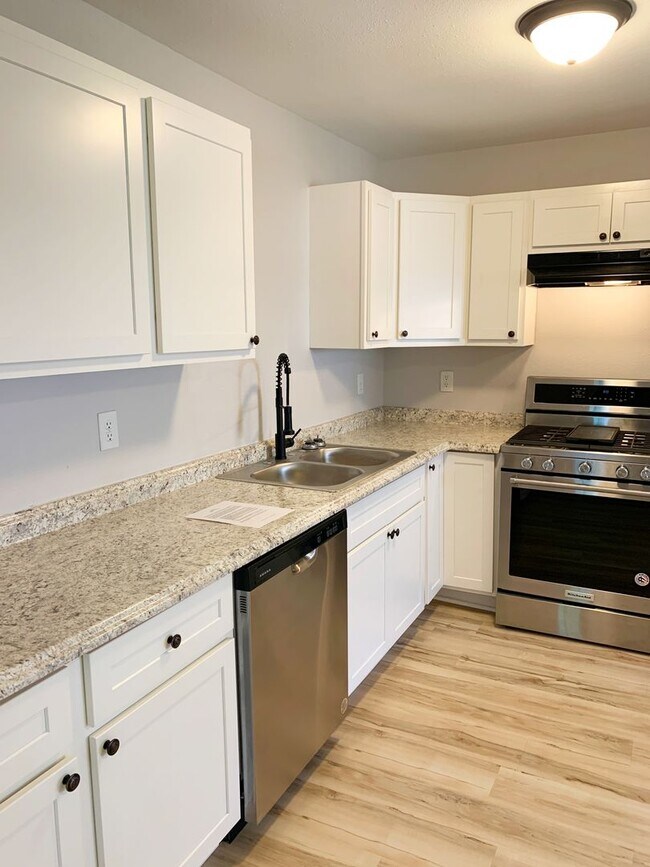 Building Photo - 2522 Meadowlane Dr
