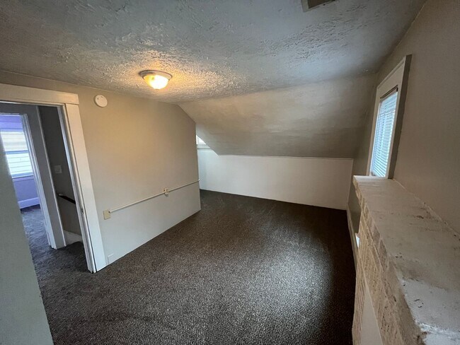 Building Photo - Spacious 3-Bedroom Home with Basement – Av...