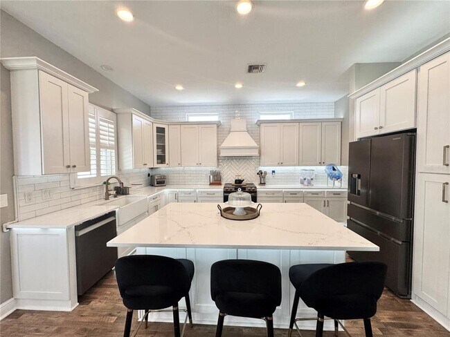 Building Photo - 212 Montara Drive