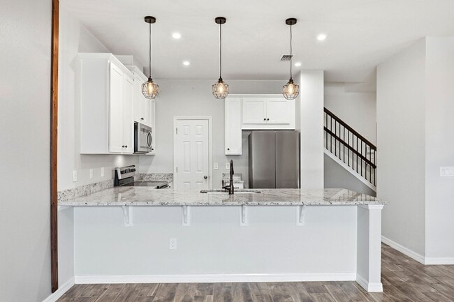 Building Photo - 3 Bedroom Resort Style Living in Gated Community