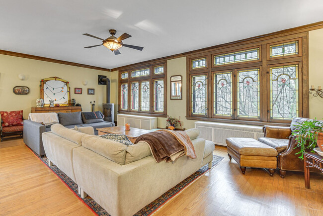 Building Photo - 2021 W Dickens Ave