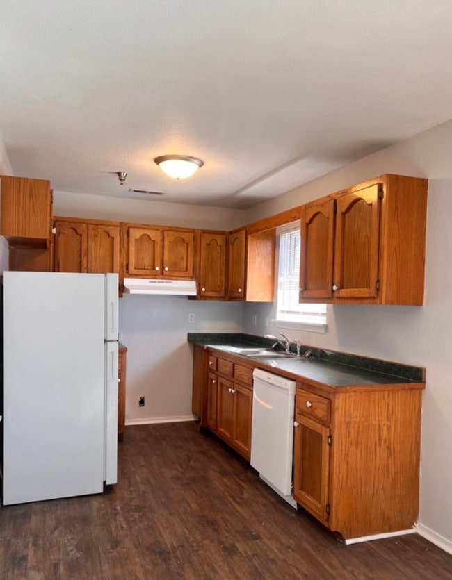 Building Photo - 2212 E 8th St