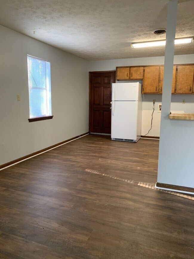 Building Photo - 2 Bedroom Duplex on Eastside!!
