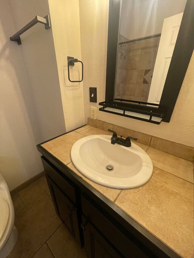 Building Photo - Beautifully Updated 3 Bedroom/2 Bathroom H...