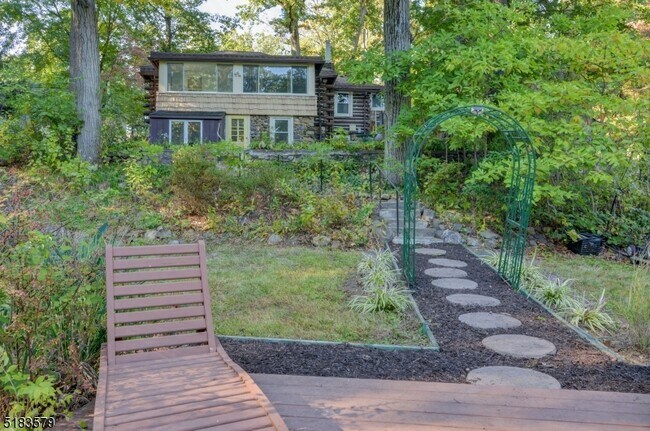 Building Photo - 15 Scenic Dr