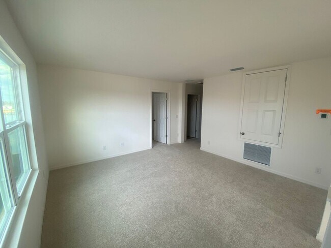 Building Photo - Limited-Time Offer: $500 OFF your second m...