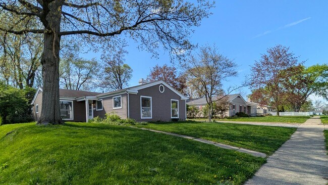 Building Photo - 3021 Woodmont Dr