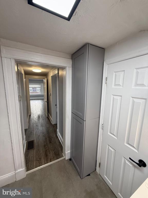 Building Photo - 208 4th Ave