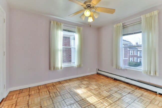Building Photo - 2 bedroom, 1 bath condo close to Blair Par...