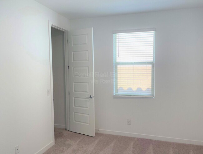 Building Photo - 9426 W Devonshire Ave