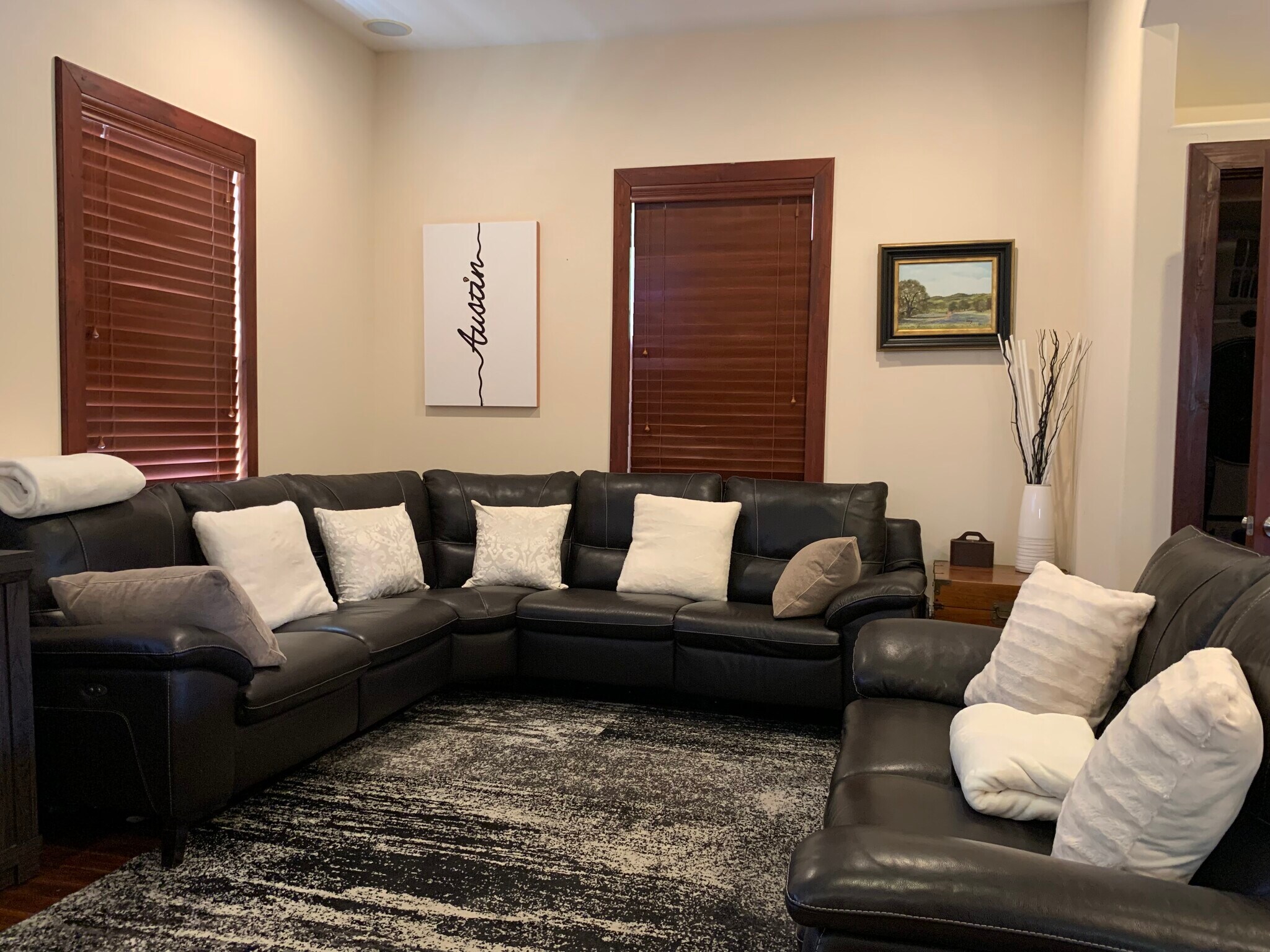 Common area. Upstairs room for rent short term. Walkable area. - 905 Prospect Ave