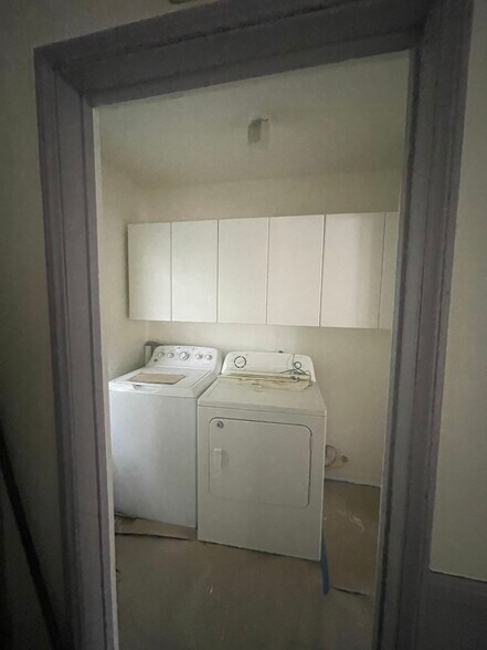 Building Photo - 14315 Burbank Blvd