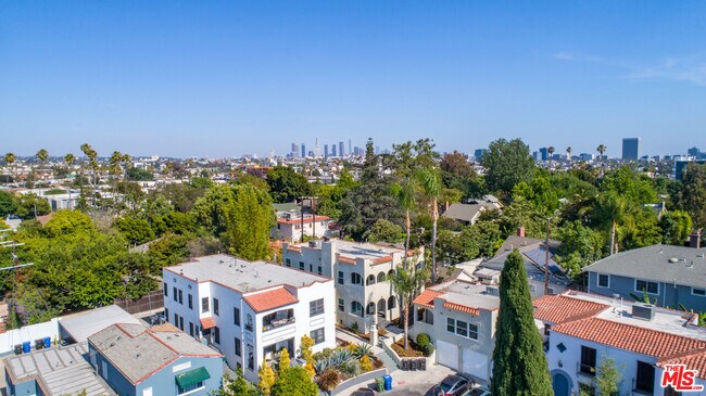 Building Photo - 850 Serrano Pl