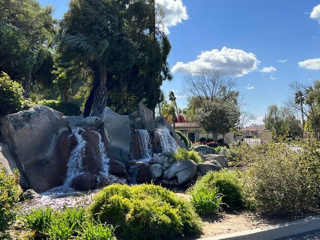 Building Photo - Beautiful 4 Bedroom Home in the Villas Gat...