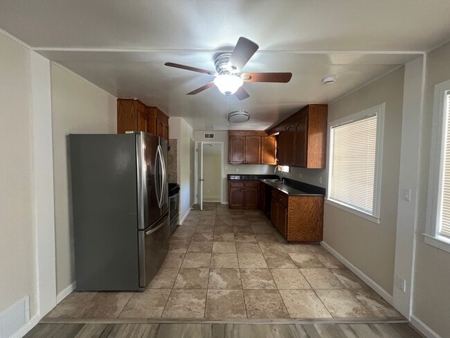 Building Photo - 3 bedrooms, 2 full bathrooms near CV high! Available now!